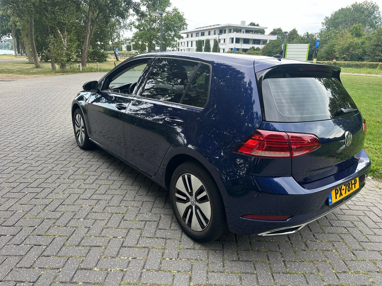 Volkswagen Golf E-golf Elektromotor 136pk 5D Aut. 2017 Blauw, 136 pk, Zwart, 35 kWh, Blauw