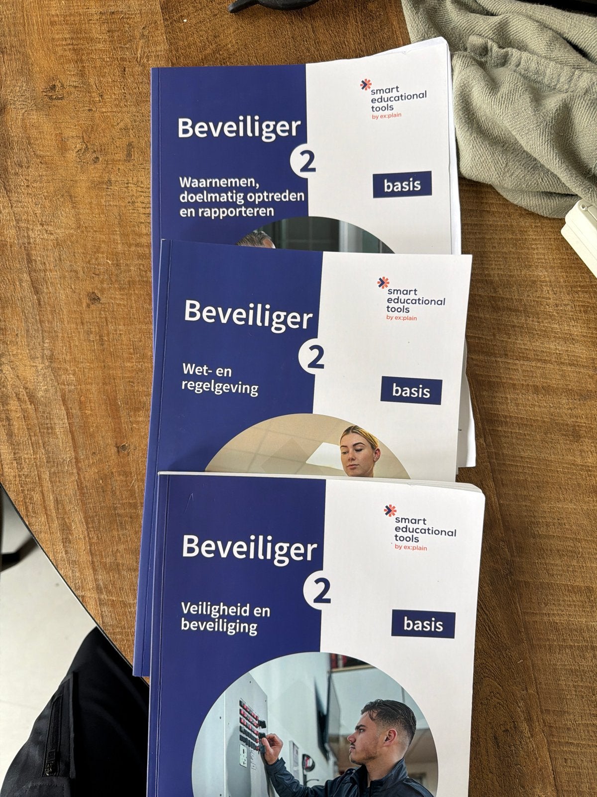 Beveiliger schoolboeken Niveau 2 (3-delige set), Boeken, Ophalen of Verzenden, Zo goed als nieuw, MBO