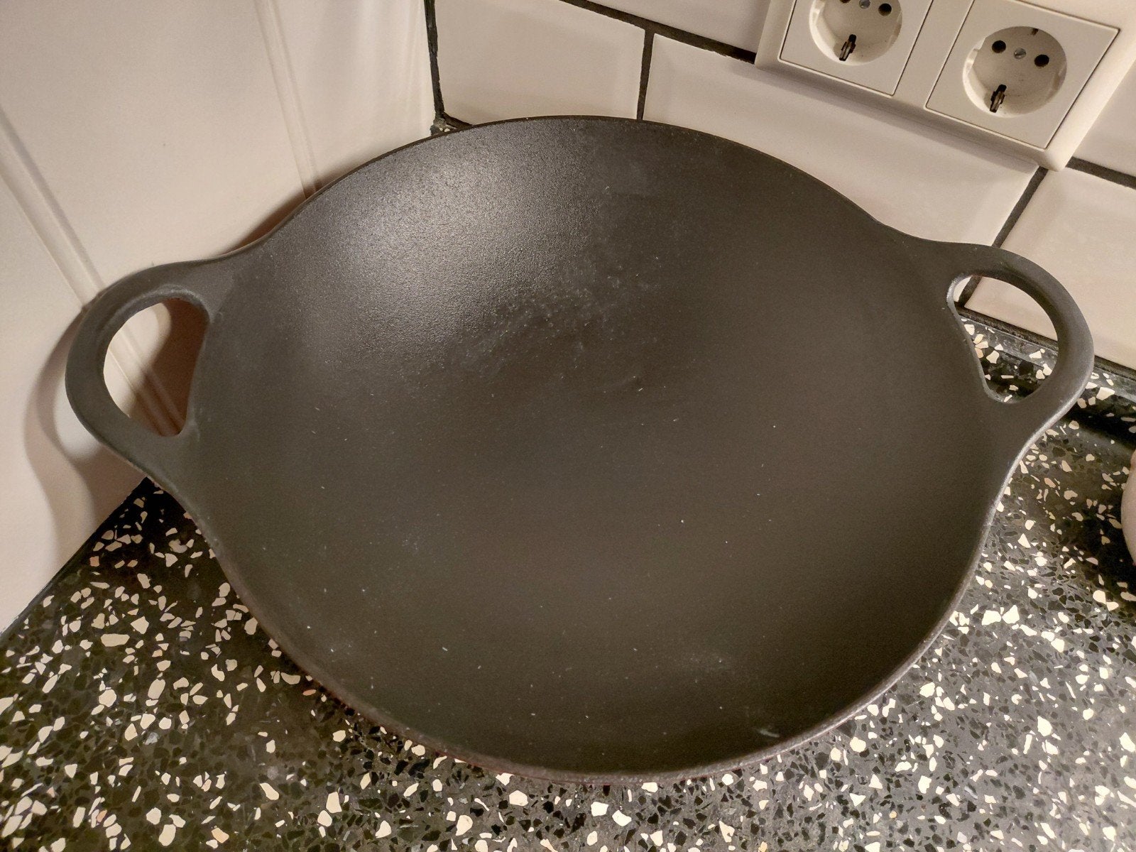 Gietijzeren Wokpan - 34 cm doorsnee, 9 cm hoog, Ophalen of Verzenden, Zo goed als nieuw, Gietijzer, Wok