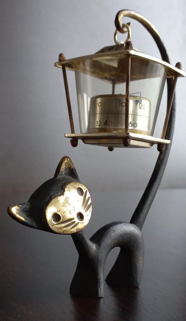 Cat Figurine Holding a Thermometer by Walter Bosse (Nr-2), Ophalen of Verzenden, Brons
