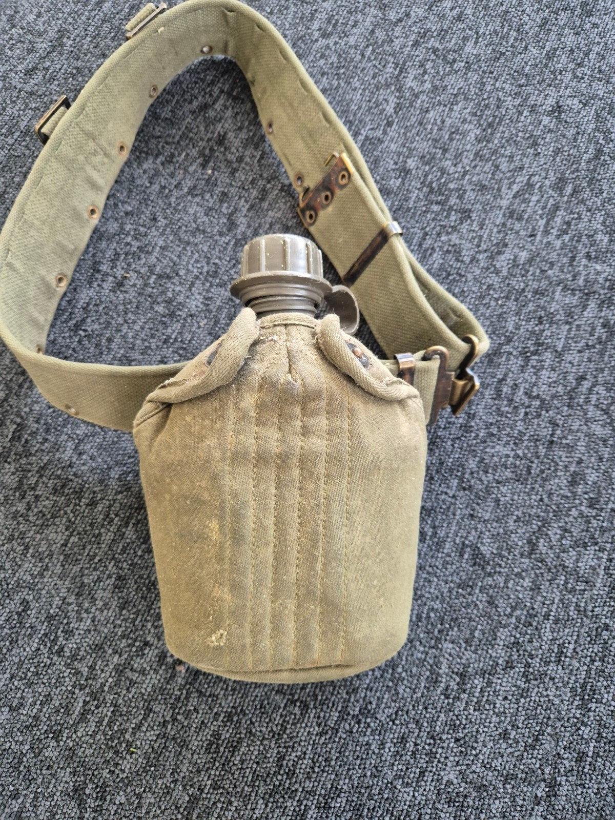 Vintage militaire veldfles met hoes en draagriem, Ophalen of Verzenden, Overige soorten, Overige gebieden, Overige typen