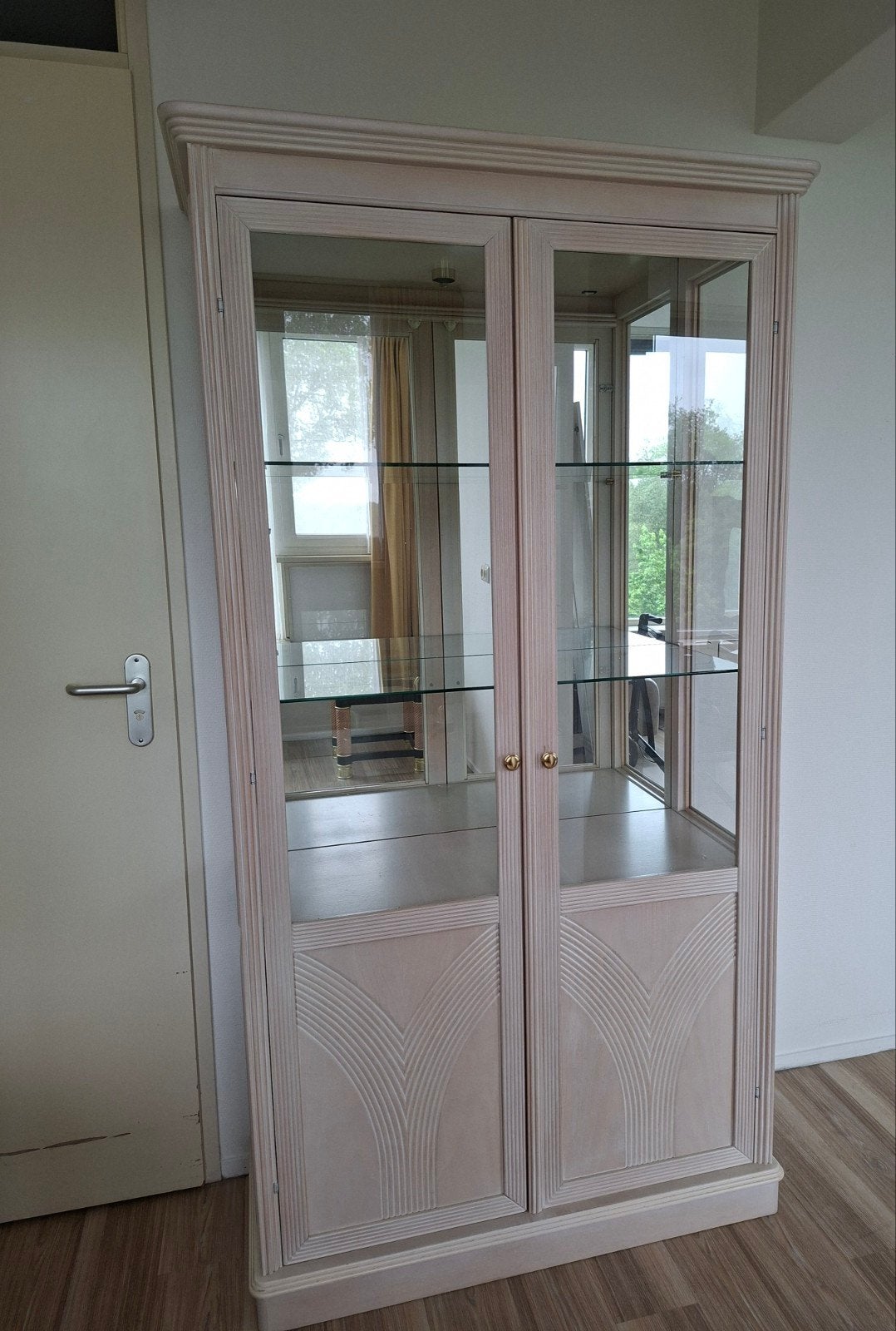Vitrine kast White wash met 2 glasplaten en spiegel., Ophalen, Binnendeur, Minder dan 200 cm