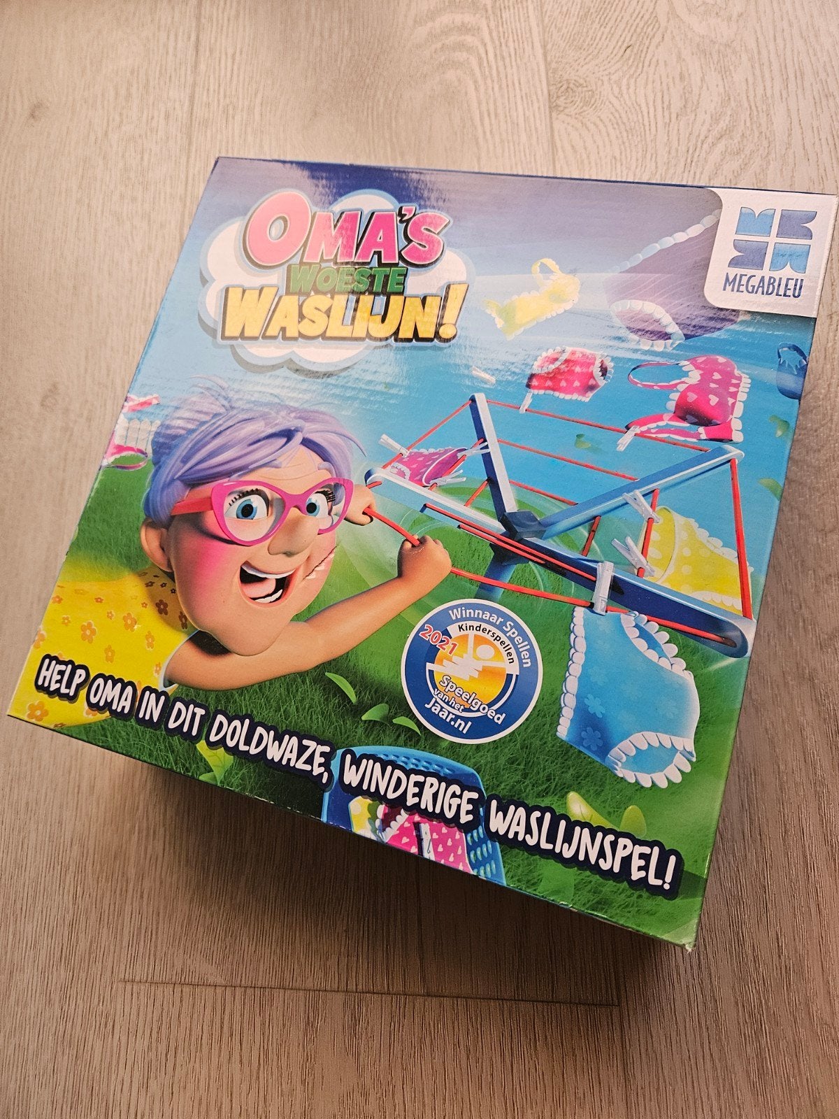 Oma's woeste waslijn! spelletje, Hobby en Vrije tijd, Megableu, Ophalen of Verzenden, Zo goed als nieuw, Drie of vier spelers