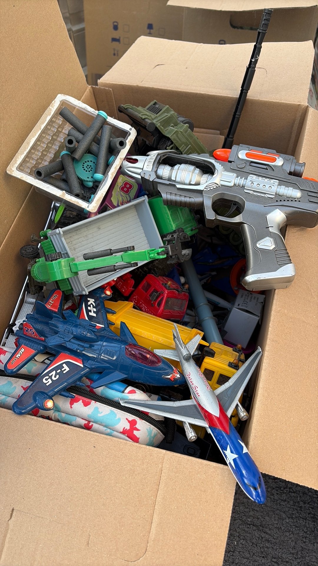 Hele doos vol met stoere speelgoed ( wegens verhuizing ), Ophalen, Zo goed als nieuw