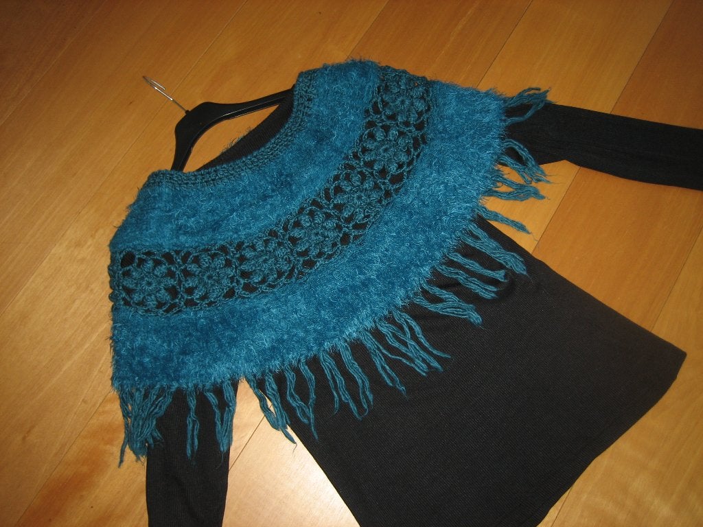 Prachtige fluffy gehaakte petrol pellerine INTRAMA snazzzeys, Kleding | Dames, Maat 38/40 (M), Intrama, Nieuw, Ophalen of Verzenden