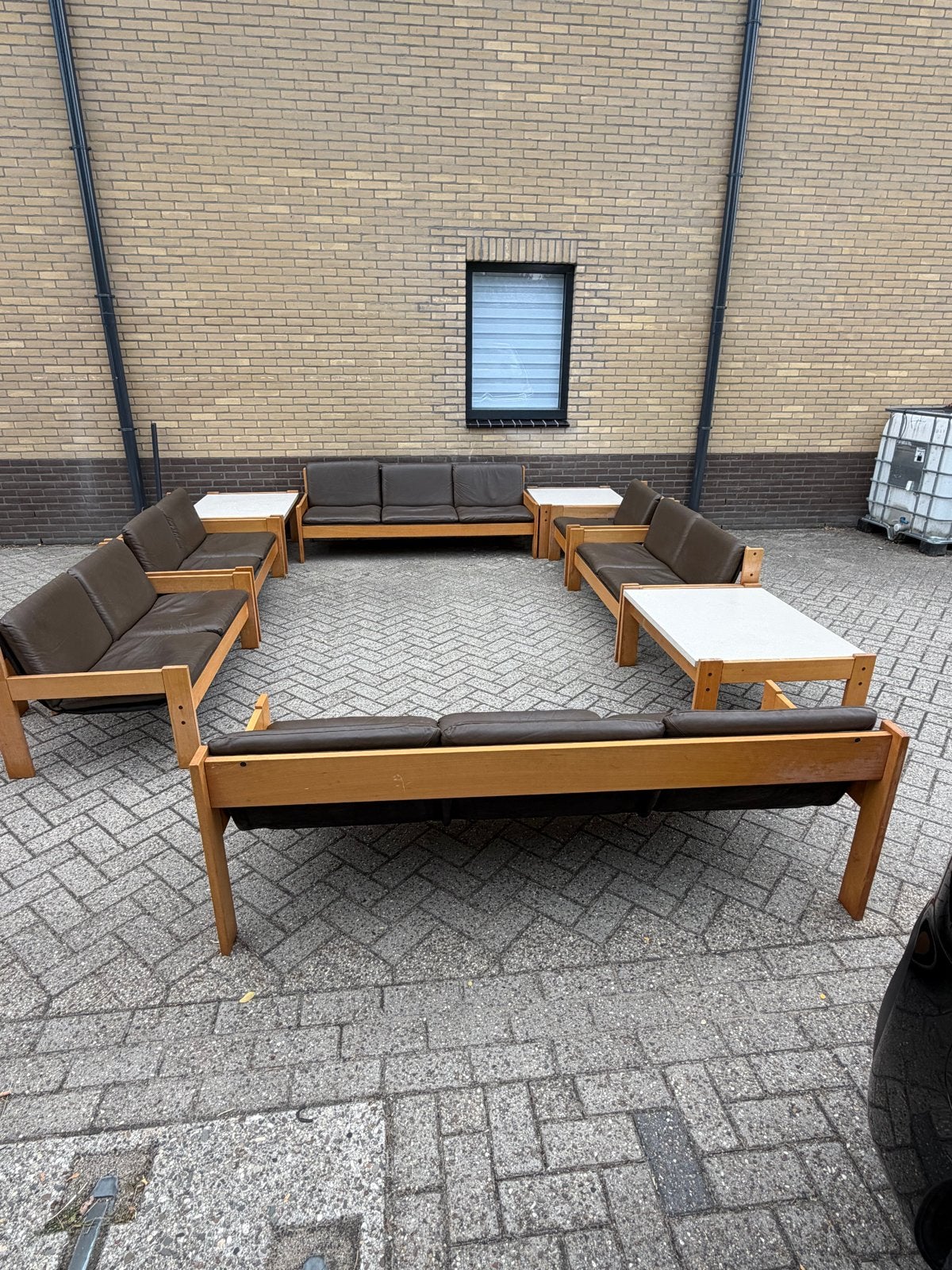 KEMBO Vintage houten bankstel met bruin leren kussens, Ophalen, Gebruikt, Hoekbank, 300 cm of meer