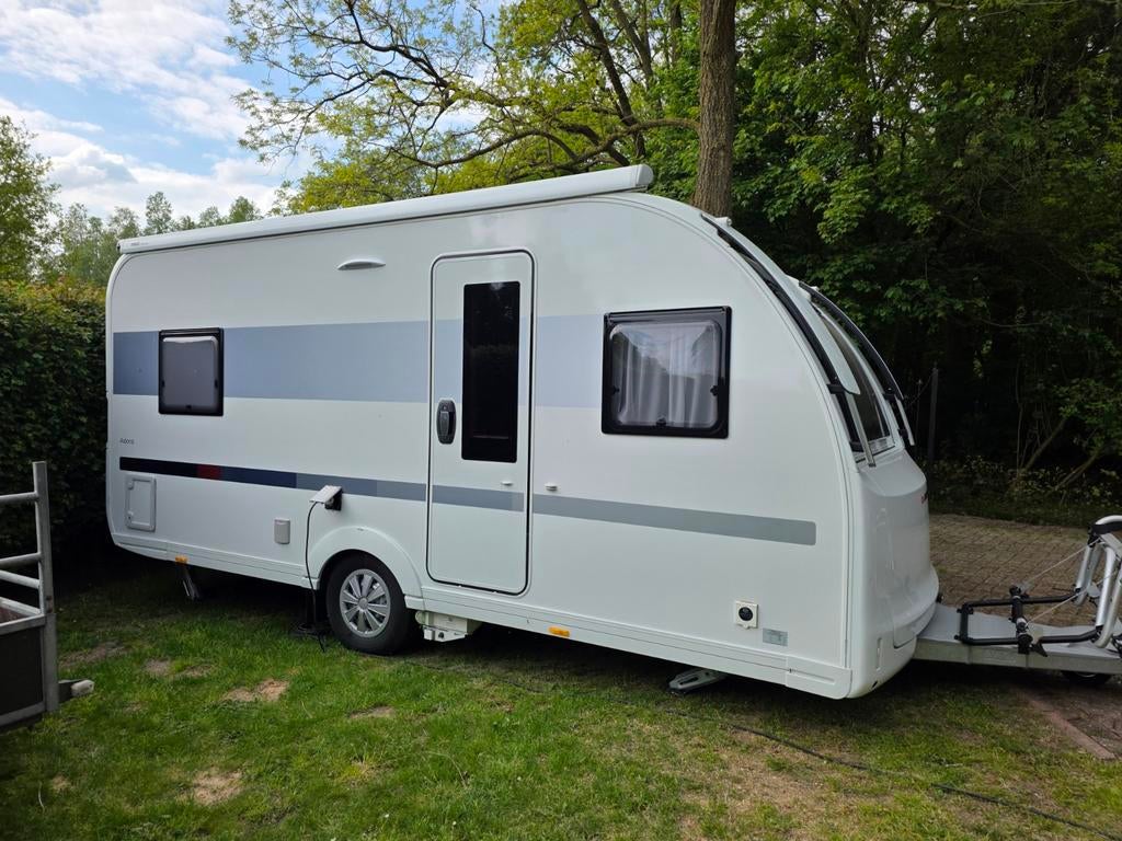 Adria Adora 472 UP - 2023 Compacte en complete caravan, Caravans en Kamperen, Caravans, Rondzit, Particulier, Vast bed, Adria