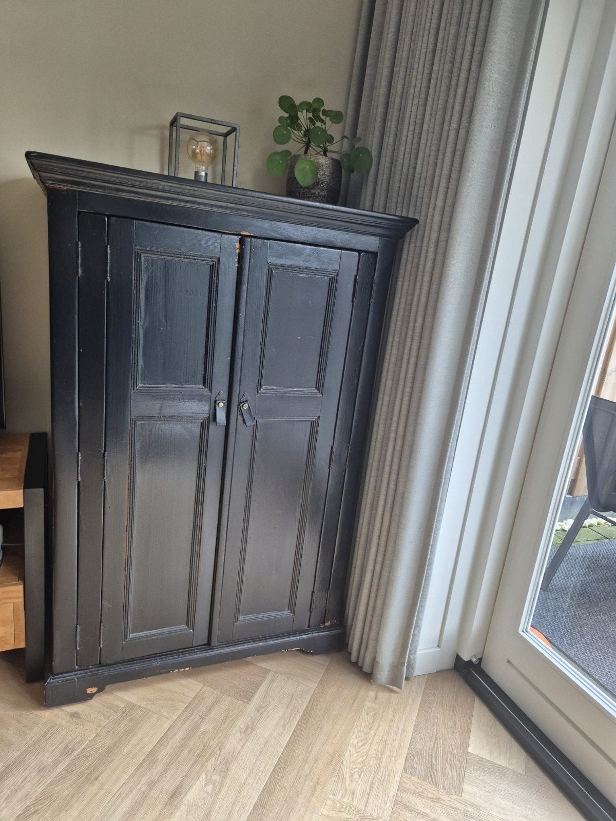 Zwarte houten kast met 2 deuren en lades, Antiek en Kunst, Ophalen