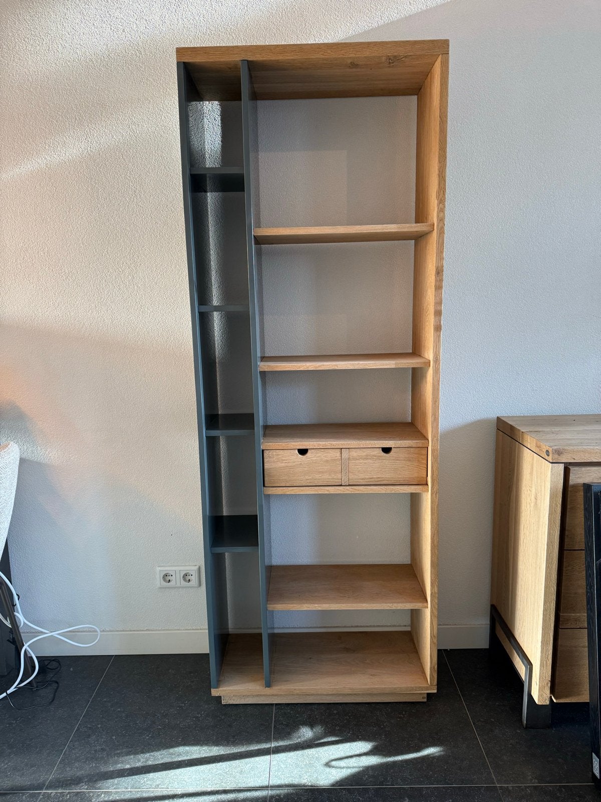 Handel & Hazel Eiken/grijze dressoir kast met open vakken, Huis en Inrichting, Kasten | Boekenkasten, Ophalen, Eikenhout, 50 tot 100 cm