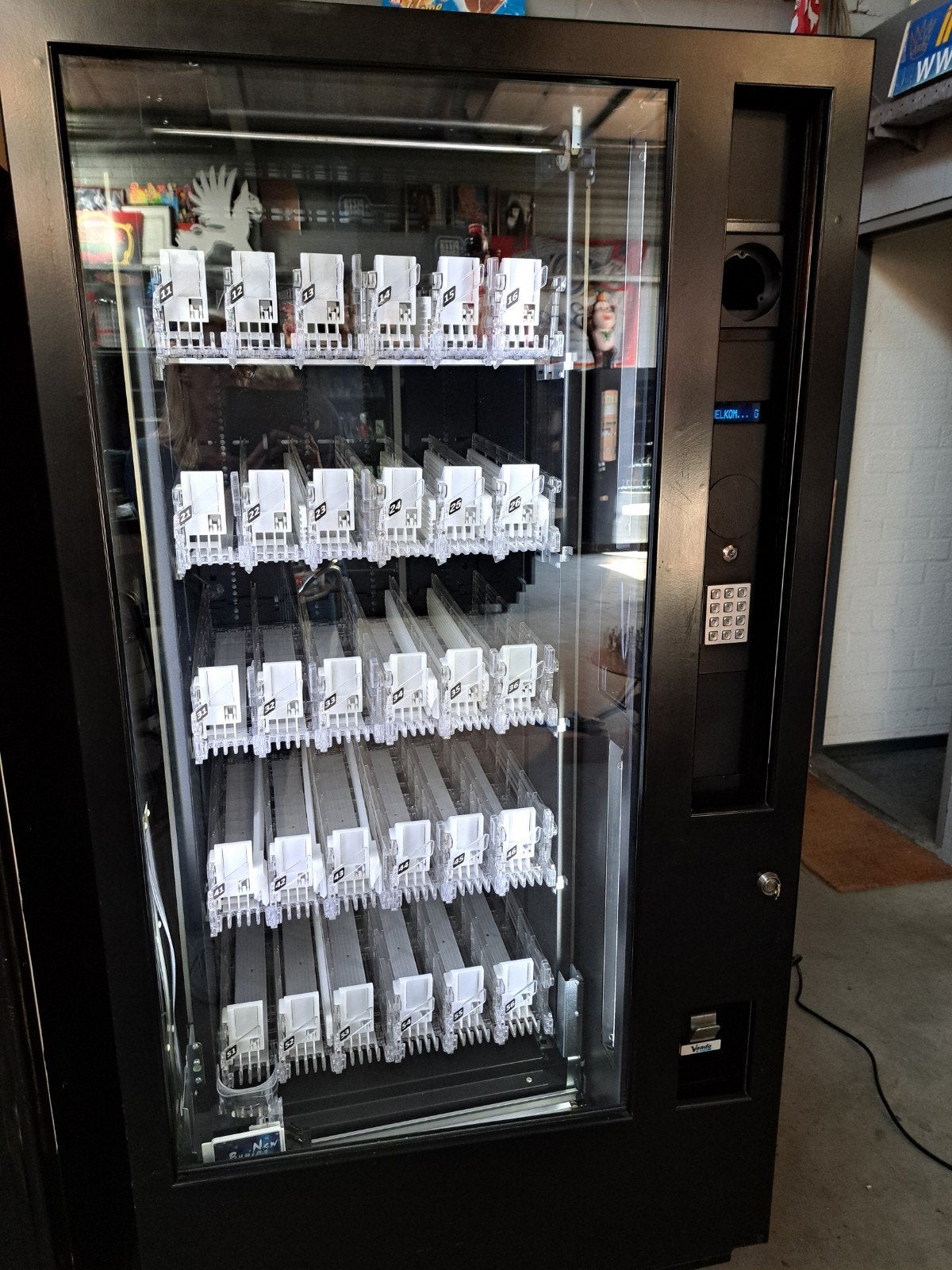 Vendo frisdrank automaat G6 gekoeld, Ophalen