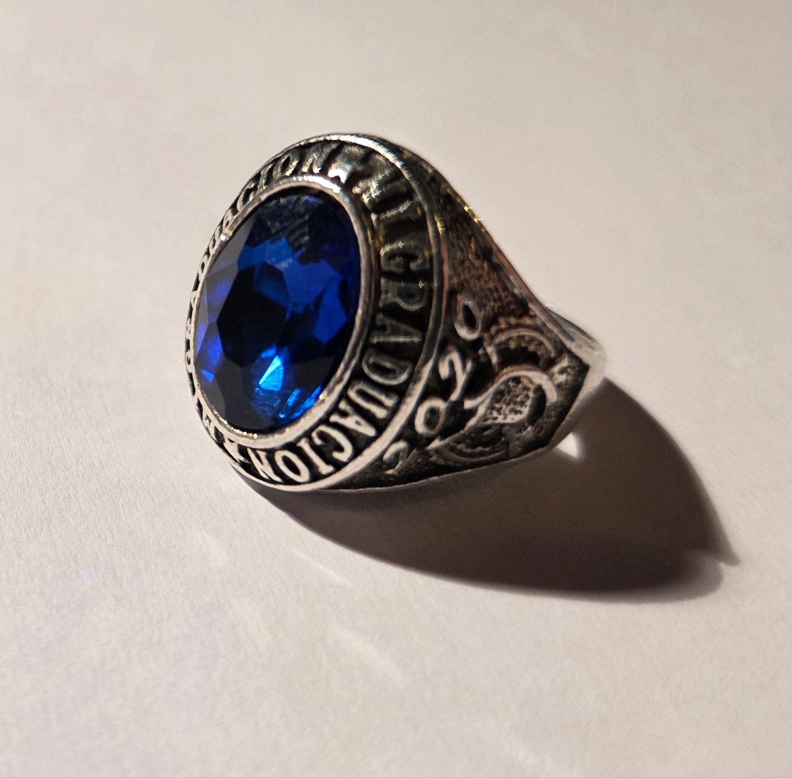 Afstudeerring met blauwe steen - 'Mi Graduacion', Gebruikt, Verzenden, Dame of Heer, Met edelsteen