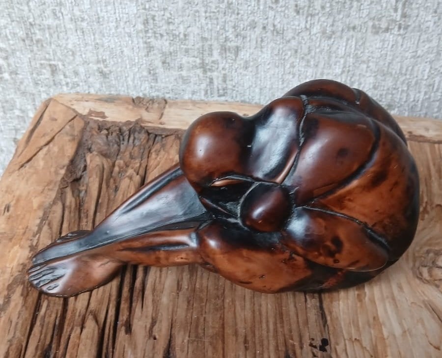 Huilende Boedha treurboeddhabeeld handgesneden hardhout, 12 cm, Ophalen of Verzenden, Hout, Bruin