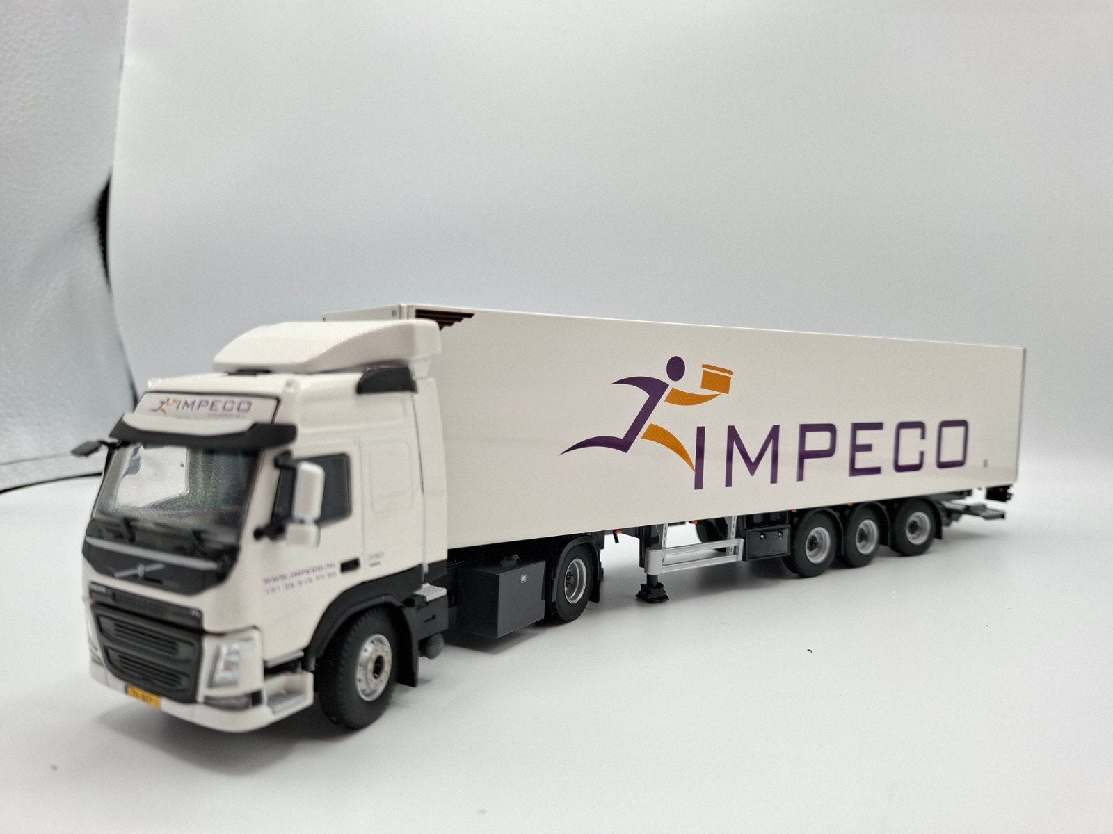 WSI VOLVO FM4 MET GESTUURDE KASTEN TRAILER IMPECO, Verzenden, Nieuw, Bus of Vrachtwagen, Wsi