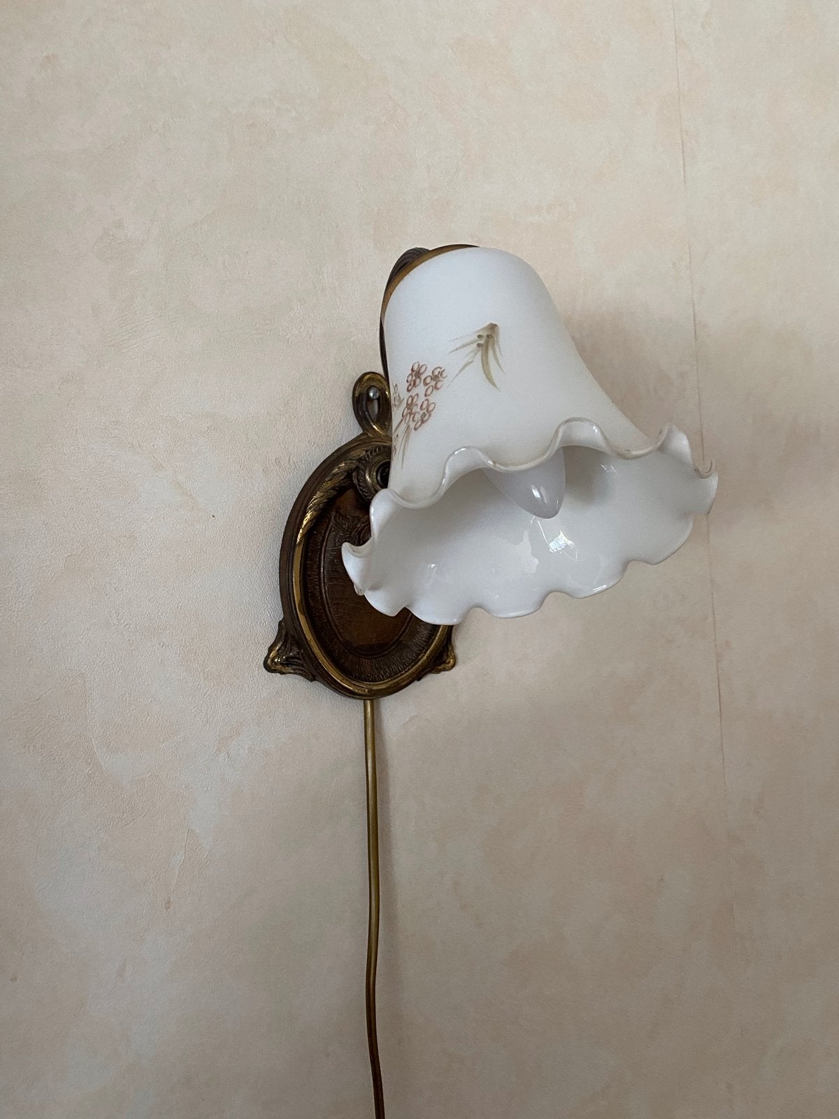 Vintage wandlamp met bloemmotief en messing armatuur, Antiek en Kunst, Ophalen