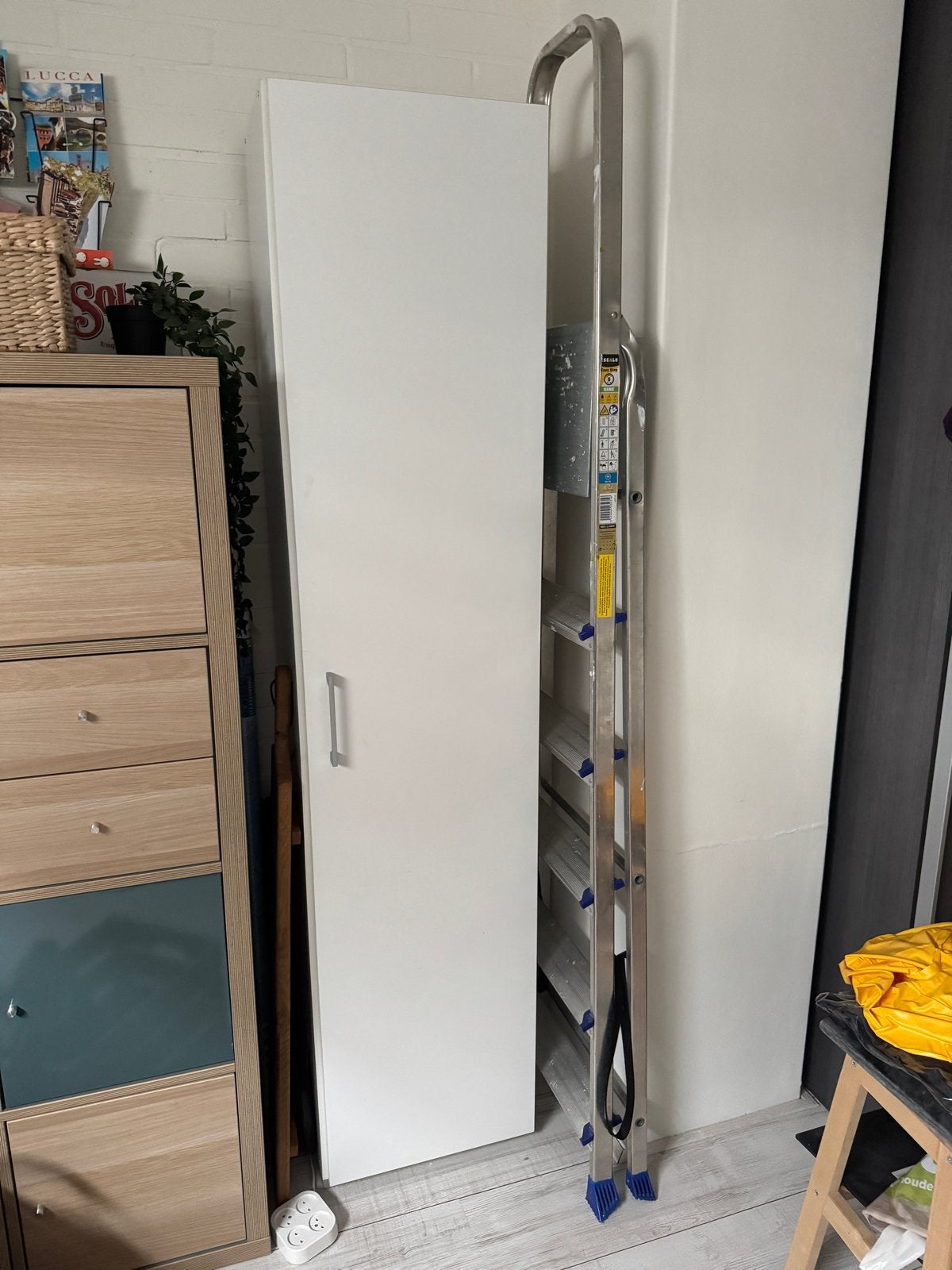 Witte smalle kast met planken en deur, Ophalen, Minder dan 50 cm, Gebruikt, 150 tot 200 cm