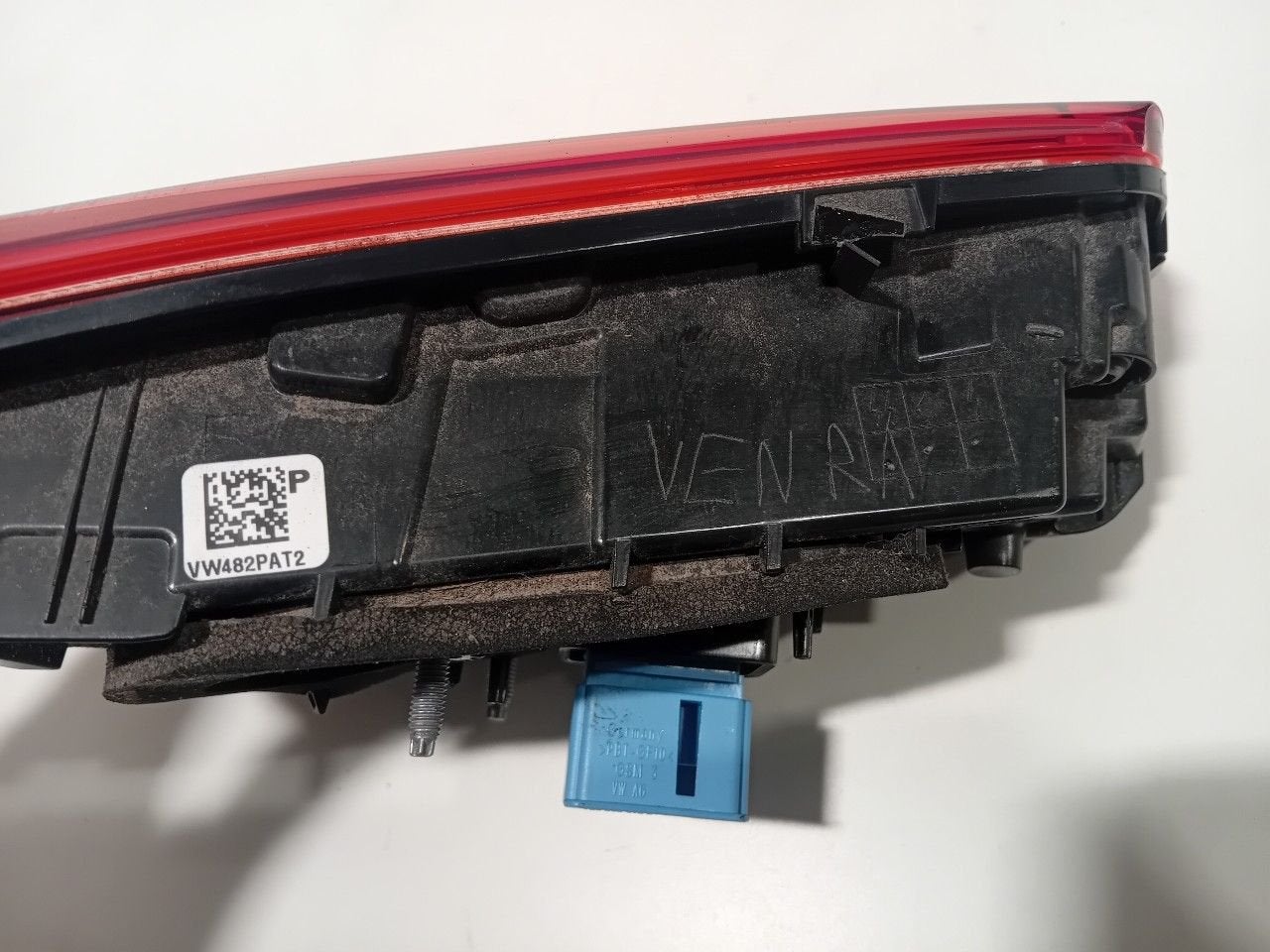 Achterlicht kofferdeksel achterklep links Volkswagen Passat, Onderdelen@venauto.nl, Van der Ven Autorecycling B.V., Gebruikt, Ettenseweg 76, 4706 PB Roosendaal, The Netherlands