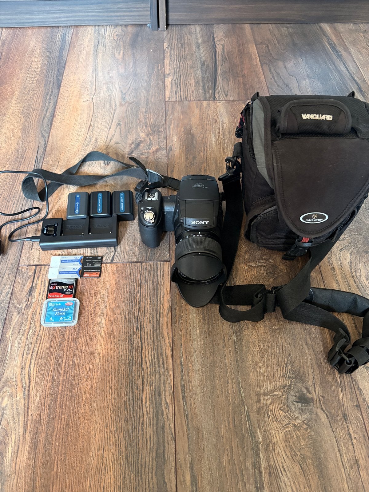 Sony Cybershot DSC-R1 met accessoires en tas, Ingebouwde flitser, Gebruikt, Ophalen of Verzenden, Accu