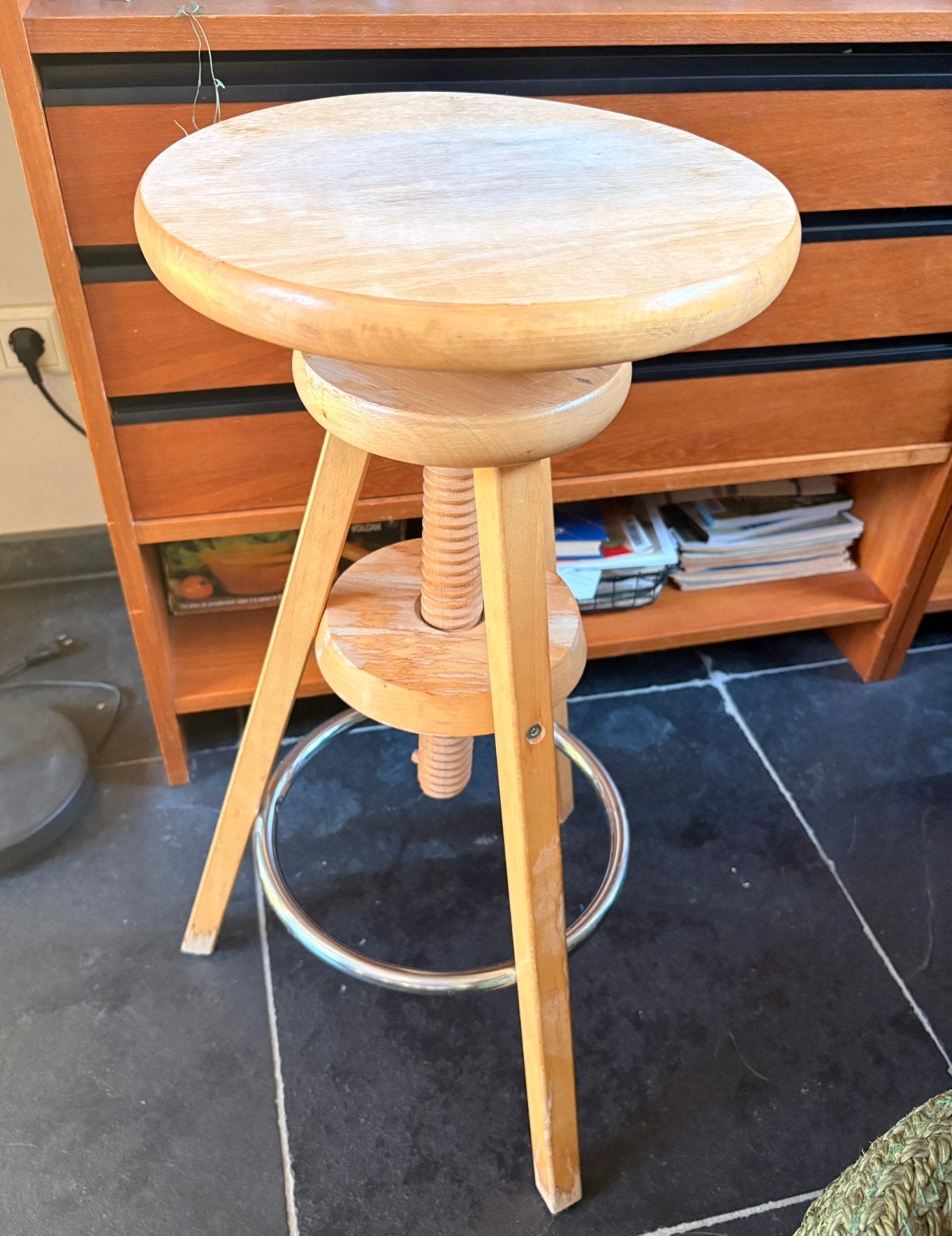 Vintage in hoogte verstelbare schilderskruk /  kruk, Huis en Inrichting, Krukjes, Ophalen, In hoogte verstelbaar, Gebruikt, Hout