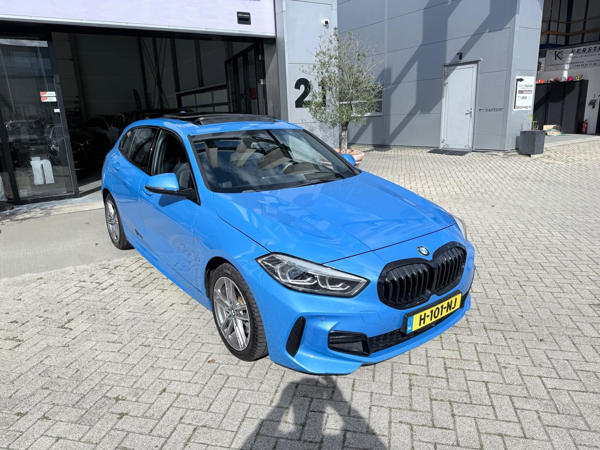 BMW 1-serie 118i M Edition! PANO! LEER! LED! NAP! INRUIL MOG, Auto's, Dealer onderhouden, Gebruikt, Blauw, Bedrijf