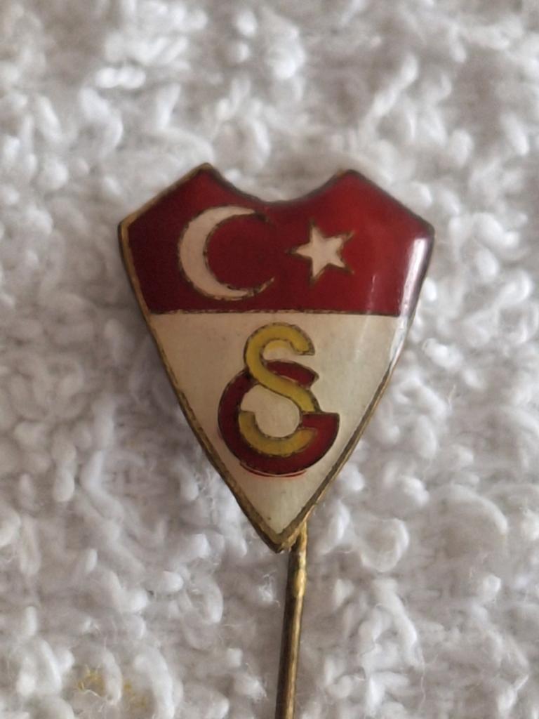 Voetbal Turkije : GALATASARAY ISTANBUL, Fraaie uitvoering, Verzenden, Zo goed als nieuw, Sport, Speldje of Pin
