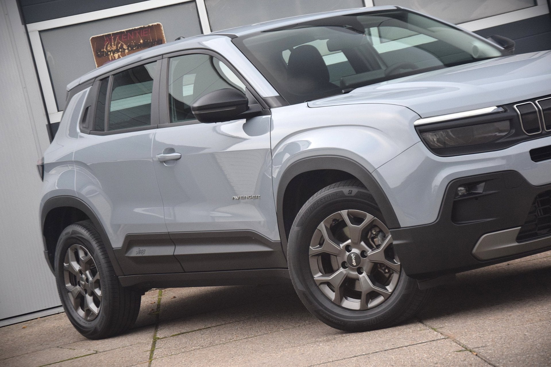 Jeep AVENGER 1.2 e-Hybrid Longitude ADAPTIEVE CRUISE/NAVIGAT, Auto's, Dealer onderhouden, 101 pk, Gebruikt, 1199 cc