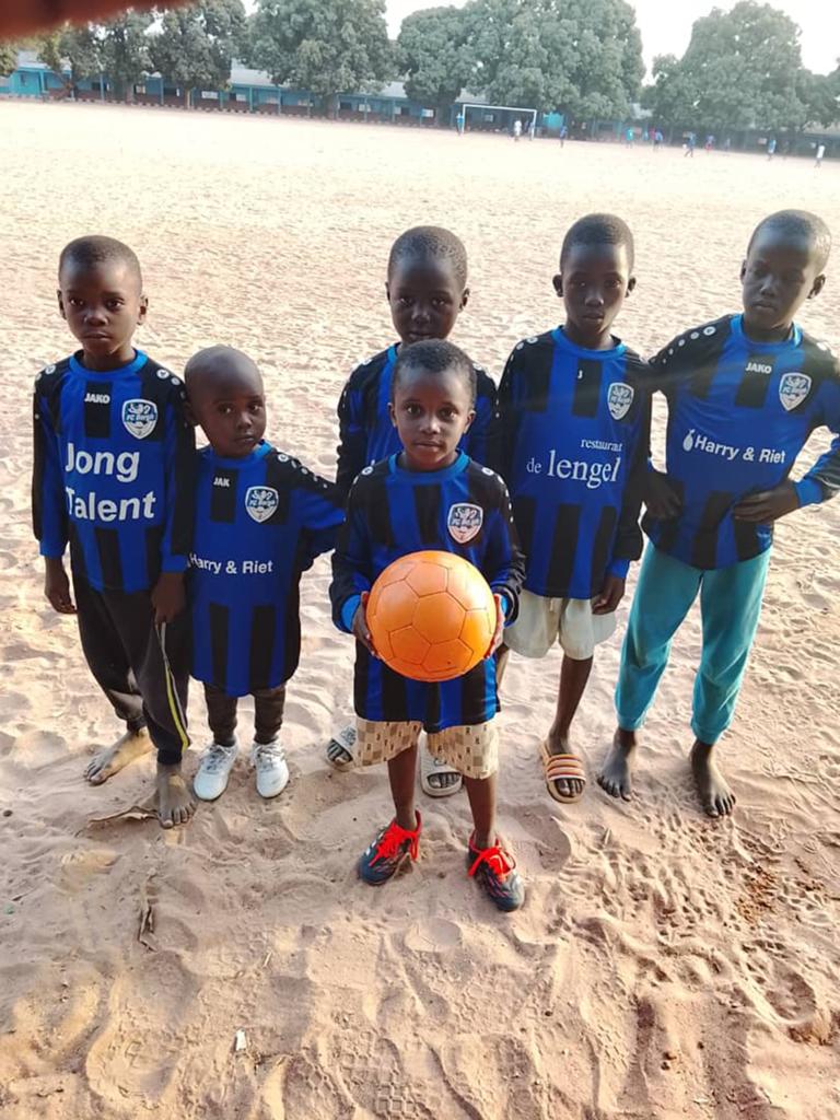 Gezocht! Voetbal pakjes voor Gambia, Ophalen, Jongen of Meisje, Sport- of Zwemkleding