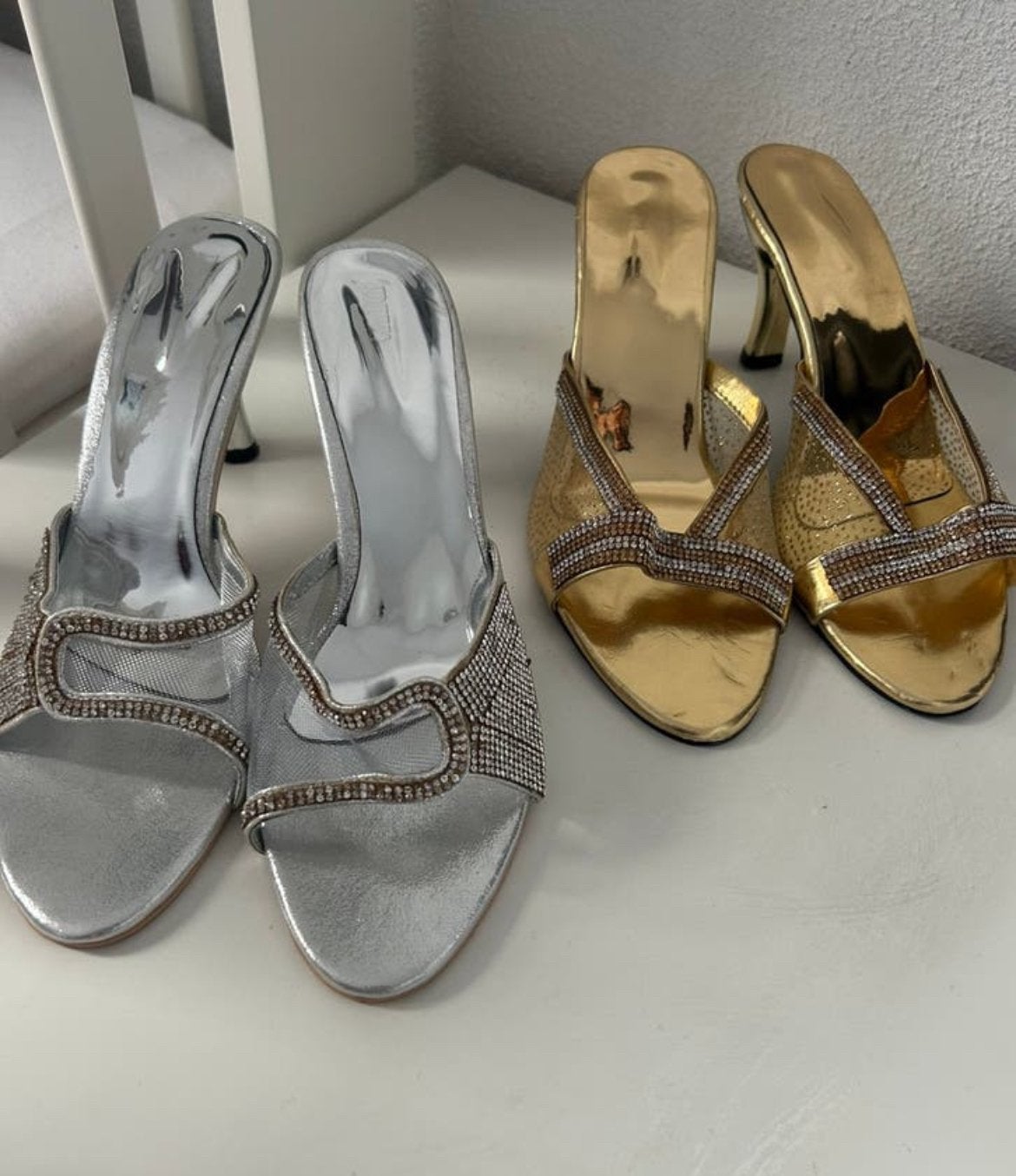 Nieuw alipper goud/ zilver mt 37,5, Kleding | Dames, Schoenen, Ophalen of Verzenden, Zo goed als nieuw, Overige kleuren, Sneakers of Gympen