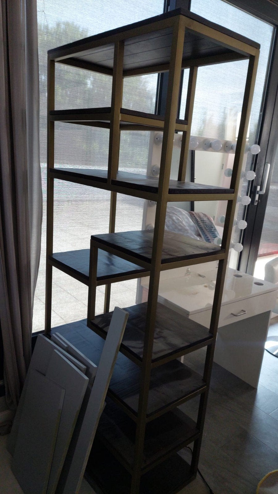 Stijlvolle Boekenkast met Gouden Frame en Donkere Planken, Met plank(en), Modern, Industrieel, Design, 50 tot 100 cm, Zo goed als nieuw