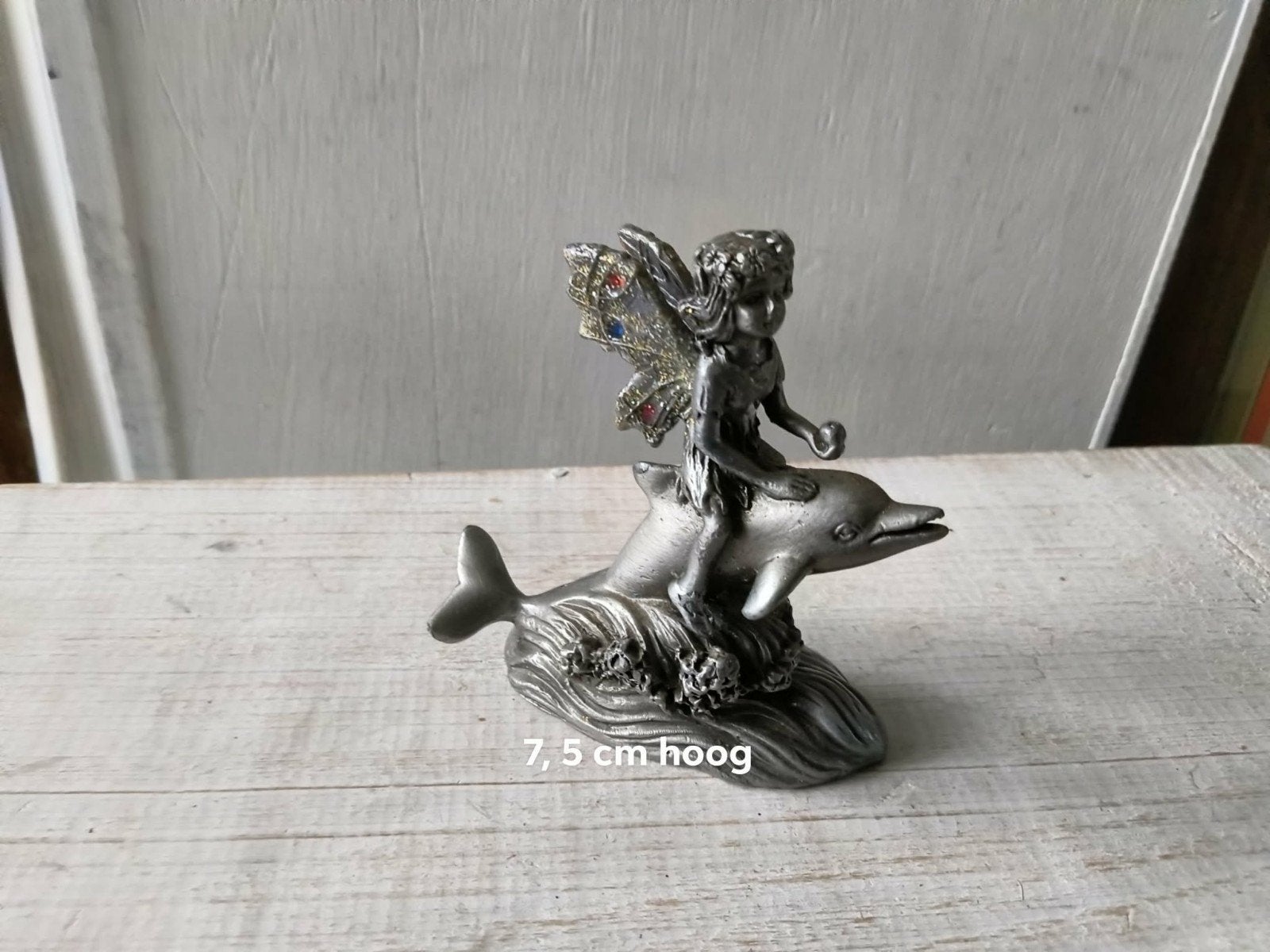 Tinnen beeldje: Elfje op dolfijn - 7,5 cm hoog, Ophalen of Verzenden, Gebruikt, Fantasy