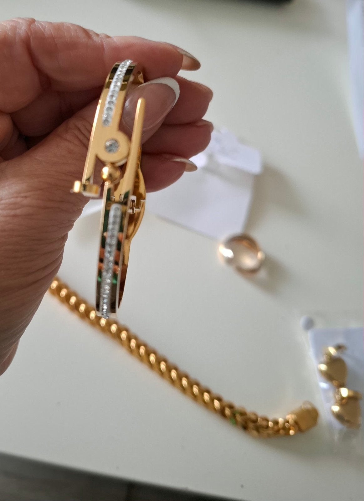 Set van 4 gouden sieraden: armbanden, ring en oorbellen, Staal, Nieuw, Ophalen of Verzenden, Goud