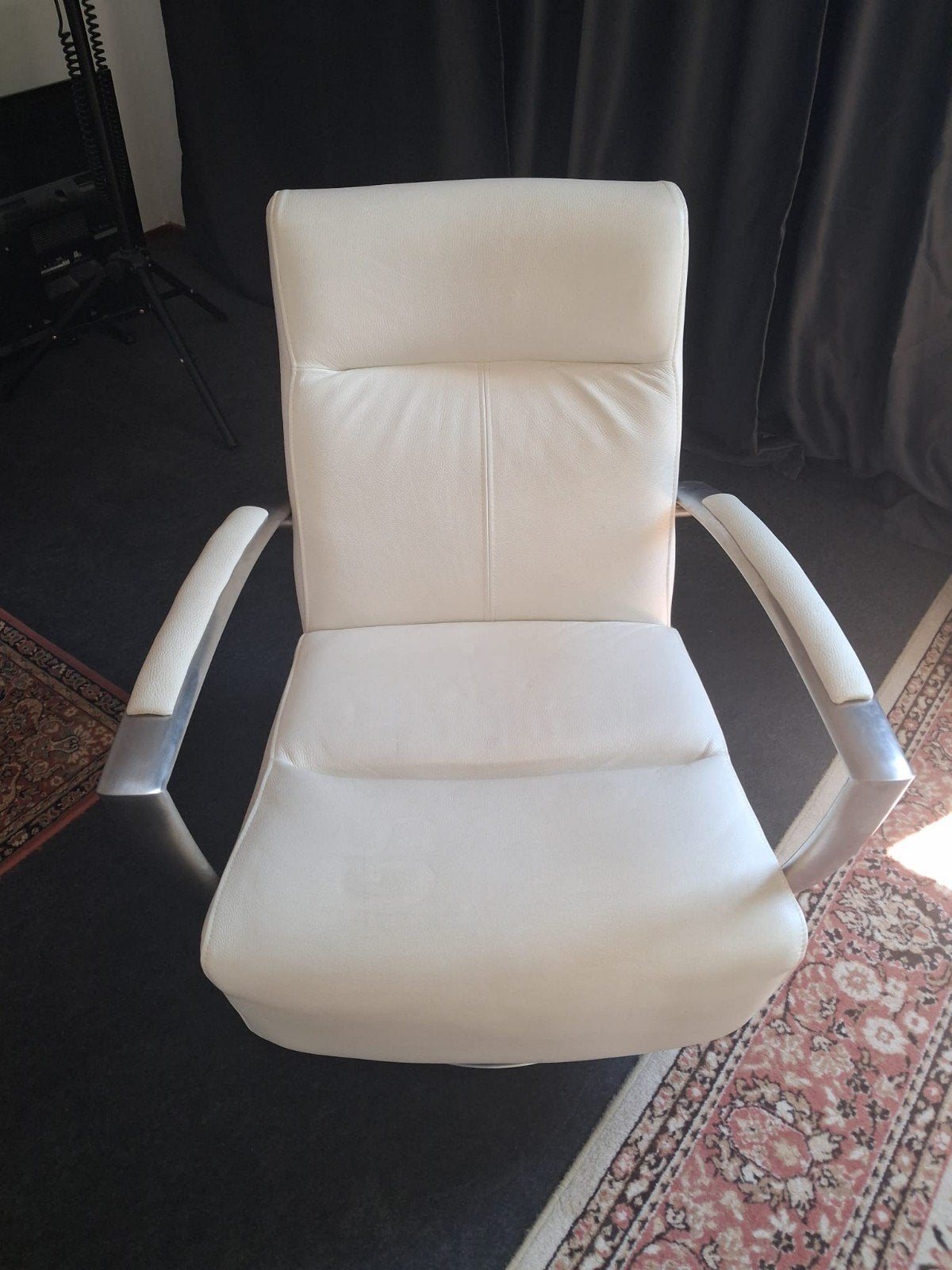 Comfortabele witte leren draaistoel met armleuningen. Gebrui, Huis en Inrichting, Fauteuils, Gebruikt, Leer, 50 tot 75 cm, Minder dan 75 cm