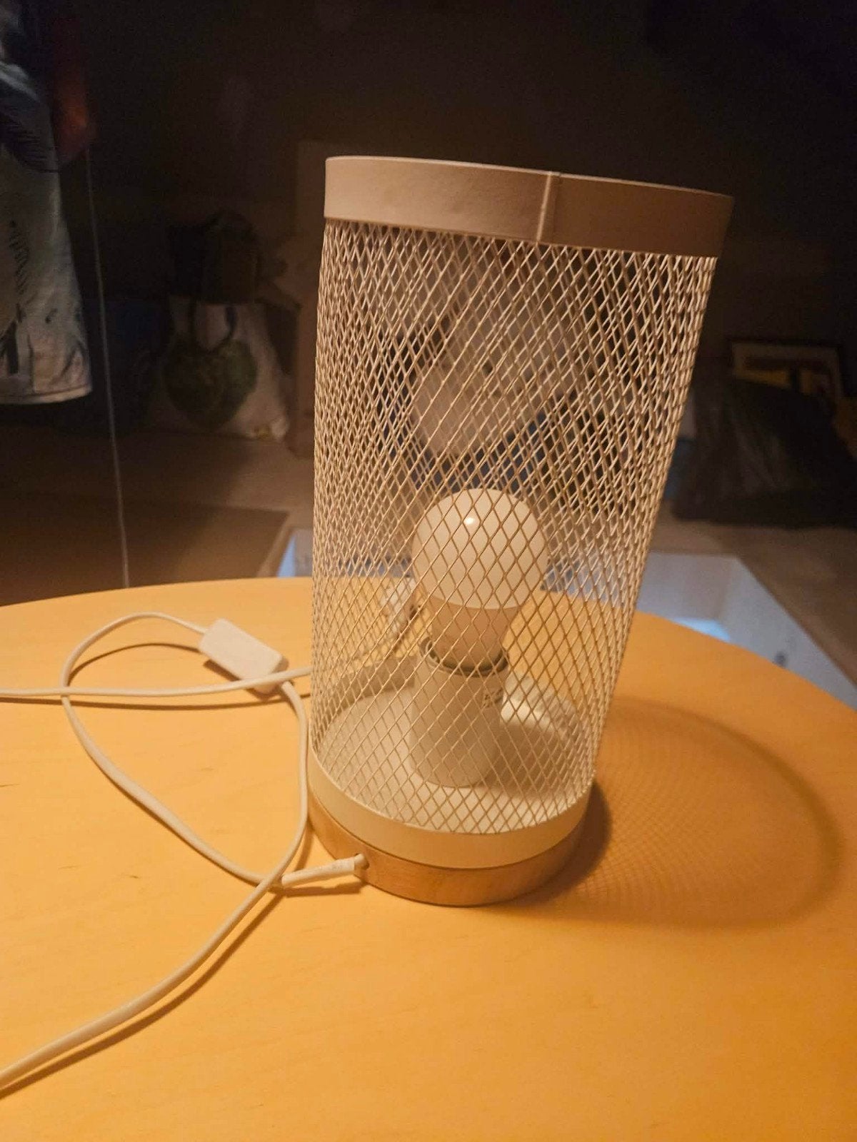 Moderne tafellamp met gaasdesign en houten accenten, Ophalen, Gebruikt, Overige merken, Met schakelaar