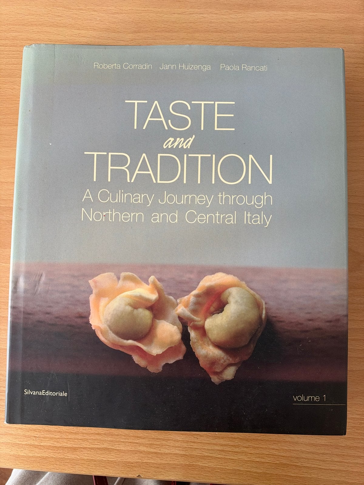 Taste and Tradition: Italiaans kookboek, Ophalen of Verzenden, Zo goed als nieuw, Italië, Voorgerechten en Soepen