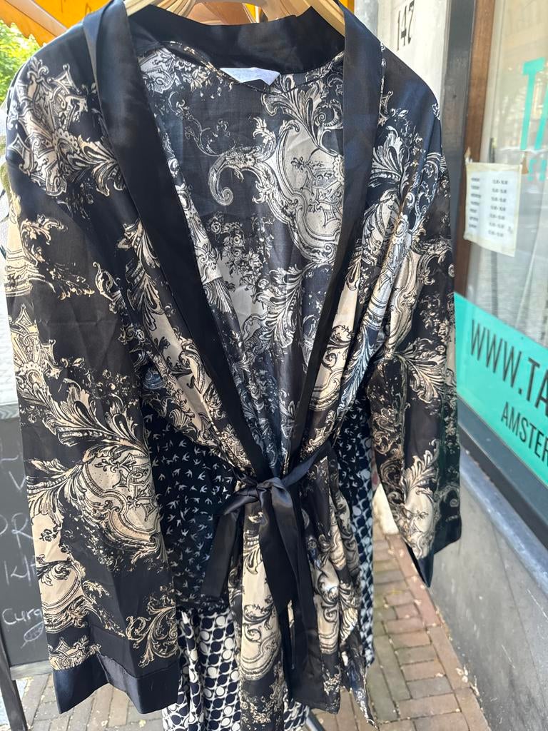 Zwart-wit kimono met barokprint en strikceintuur, Maat 38/40 (M), Zwart, Ophalen of Verzenden, Zo goed als nieuw