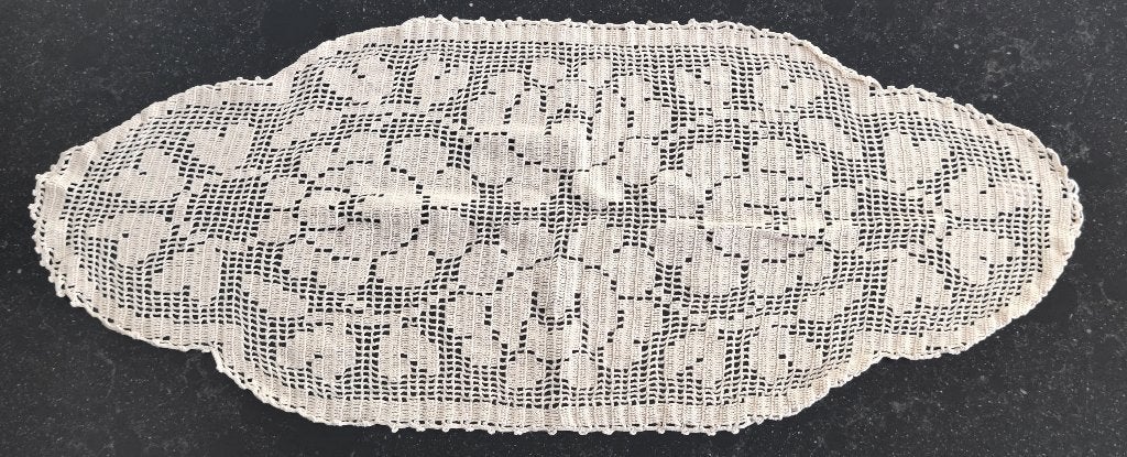 Vintage gehaakt kleed 65 x 27 cm In prima staat, Ophalen of Verzenden, Zo goed als nieuw, Haken, Overige typen