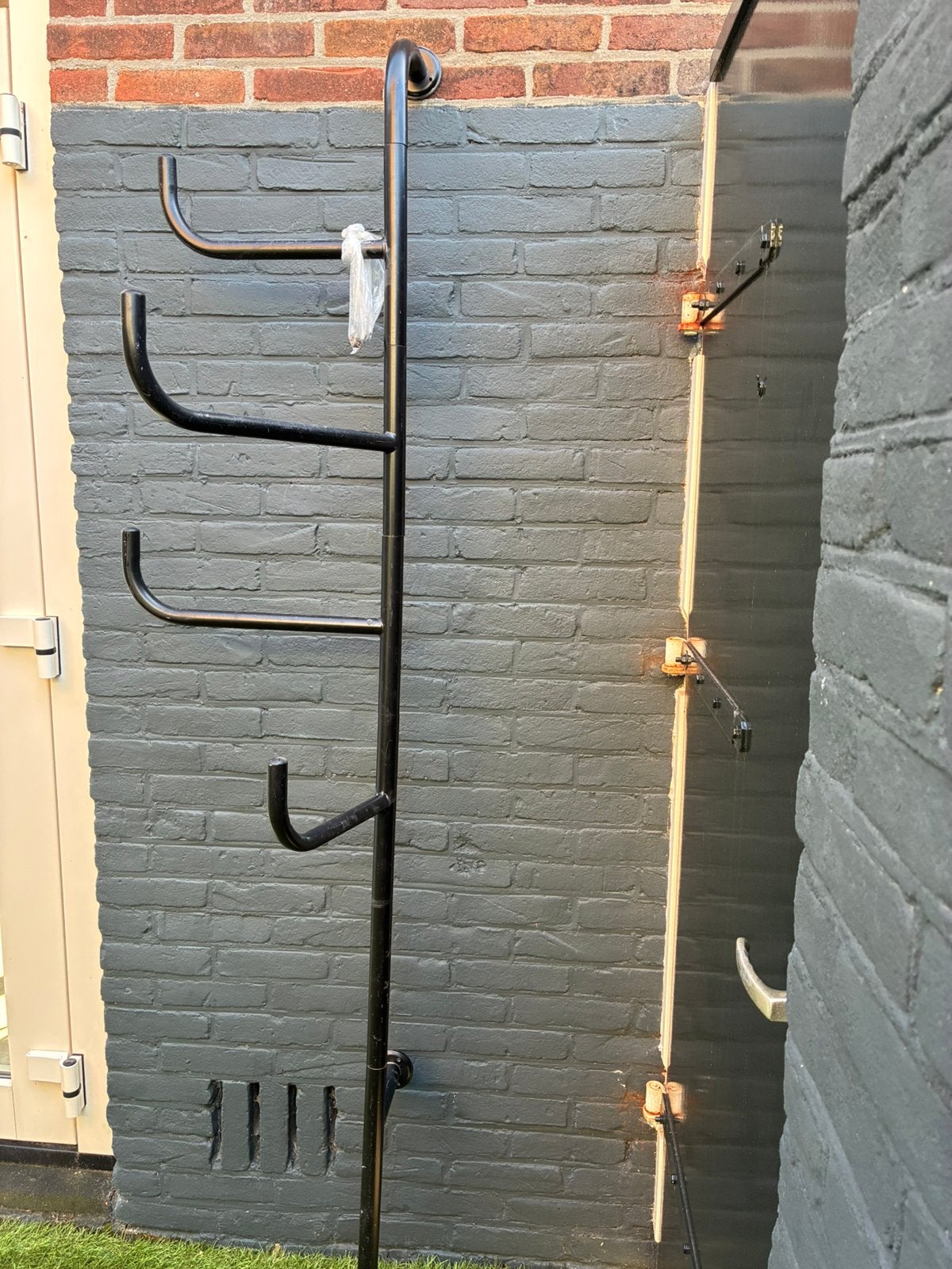 Zwarte metalen kapstok 204 cm hoog. De haken zijn draaibaar., Gebruikt, 200 cm of meer, Metaal, Ophalen