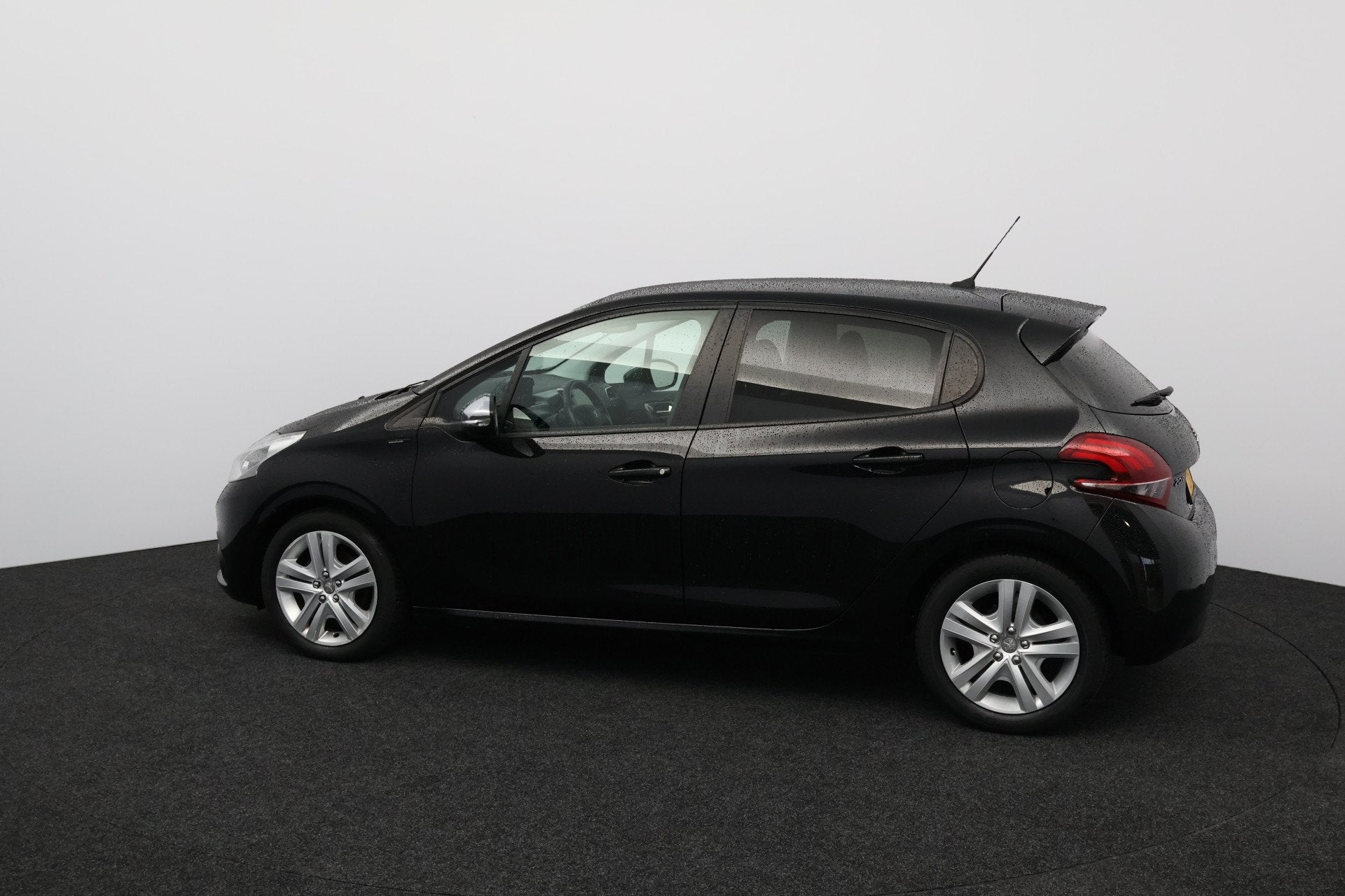 Peugeot 208 1.2 PureTech Signature/ INCLUSIEF NIEUWE DISTRIB, 83 pk, Stof, 1199 cc, Zwart