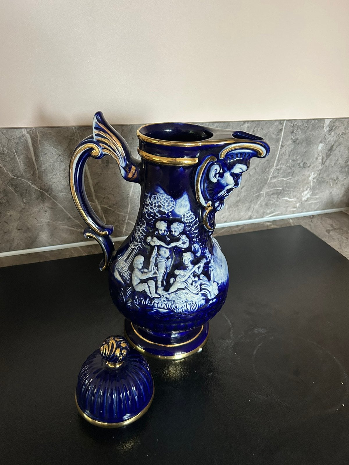 Kobaltblauwe Porseleinen Schenkkan met Reliëf en Gouden, Antiek en Kunst, Ophalen of Verzenden