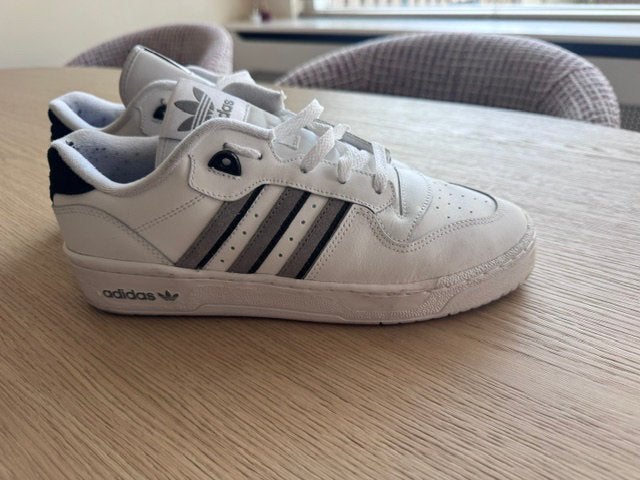Adidas sneakers maat 42, Kinderen en Baby's, Ophalen, Schoentjes, Jongetje of Meisje, Zo goed als nieuw