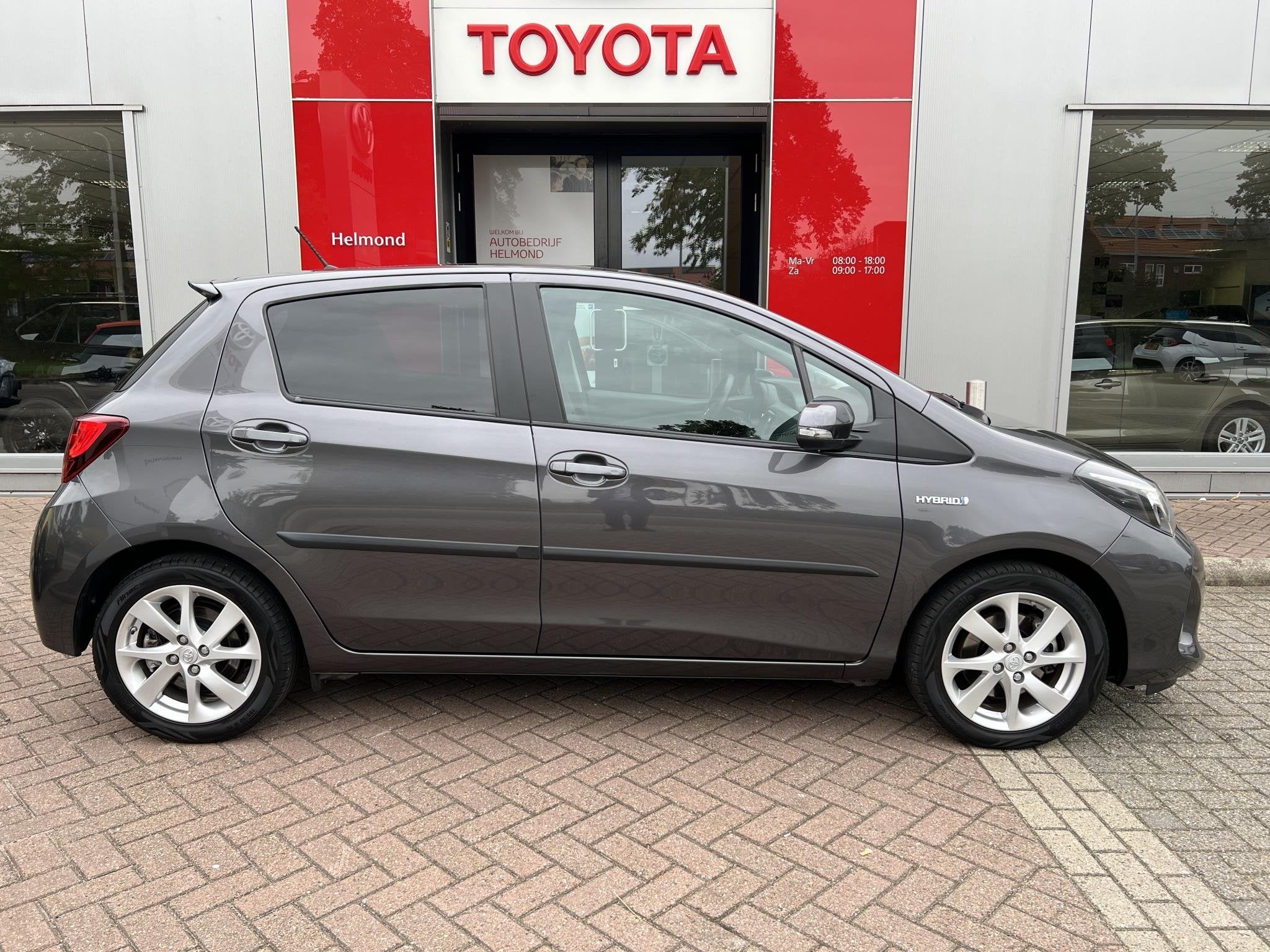 Toyota Yaris 1.5 Hybrid Dynamic + Panoramadak NL auto!, Dealer onderhouden, Gebruikt, Euro 6, 4 cilinders