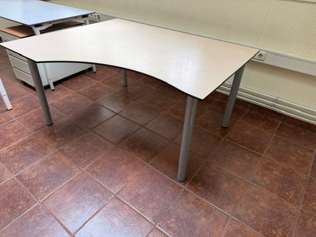 verschillende bureau's totaal 5 stuks 160x80, Huis en Inrichting, Bureaus, Ophalen, 160 cm, Gebruikt, In hoogte verstelbaar