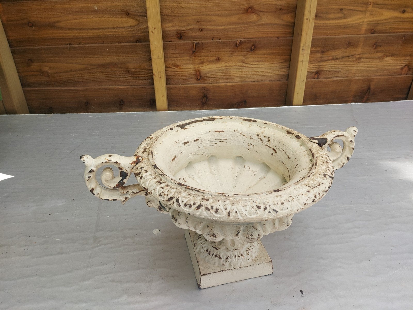 Antieke gietijzeren plantenbak / urn - Crème wit, Ophalen of Verzenden