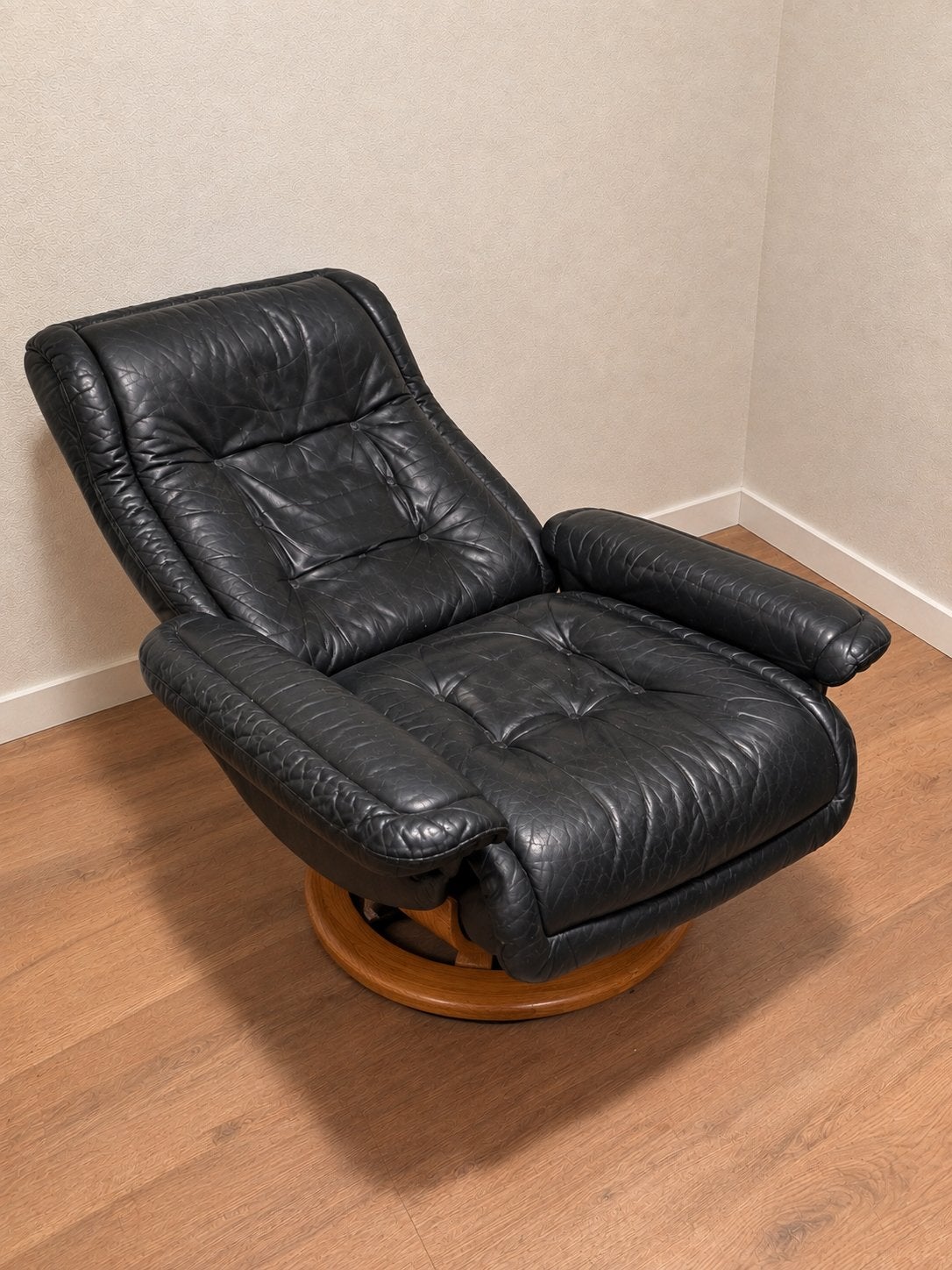 Luxe Zwart Leren Relaxfauteuil met Houten Voet, Ophalen, Gebruikt, Leer, 75 tot 100 cm