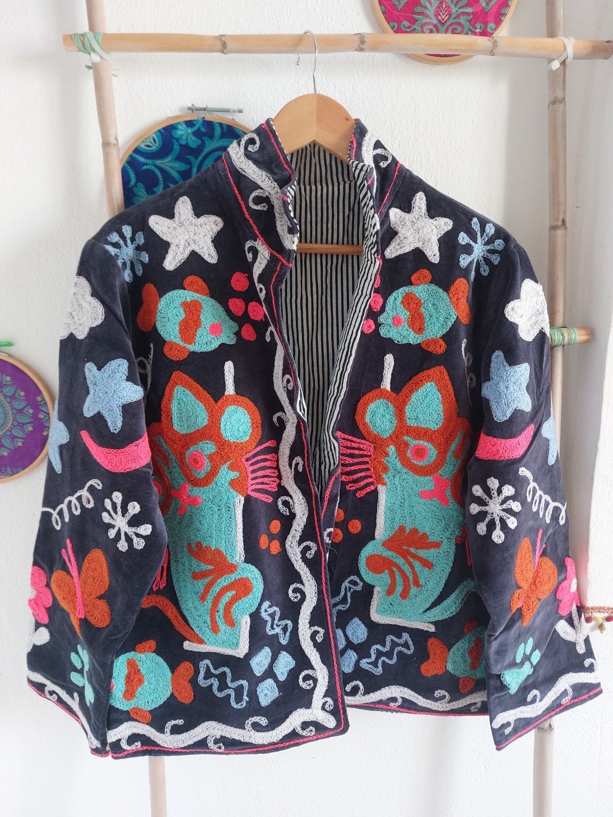 Fluwelen Suzani jasje met katten - maat M/L, India, Maat 42/44 (L), Nieuw, Meerkleurig