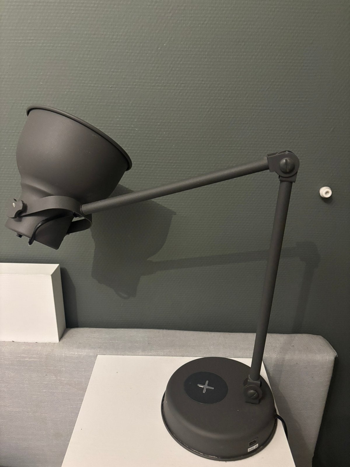 2x IKEA HEKTAR bureaulamp – draadloos telefoon opladen, Ophalen, Bureaulamp, Zo goed als nieuw, Zwart