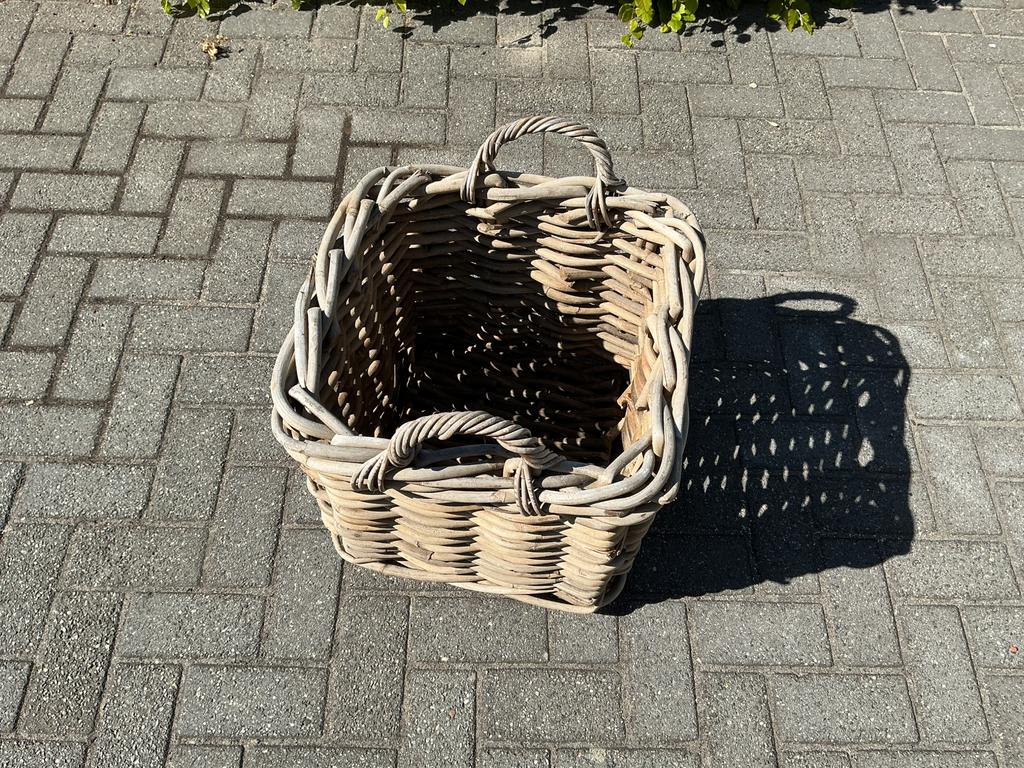 Mooie nette houtmand / rietenmand in goede staat ., Ophalen, Gebruikt