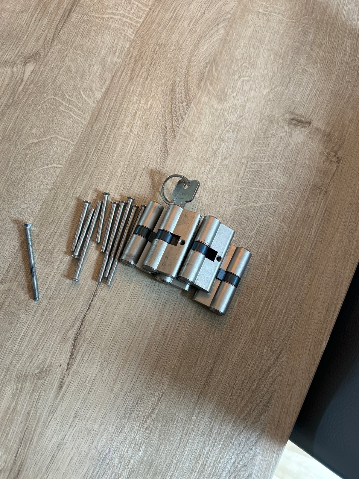 5 gelijksluitende cilinders met 4 sleutels, Ophalen of Verzenden, Gebruikt, Overige materialen, Slot