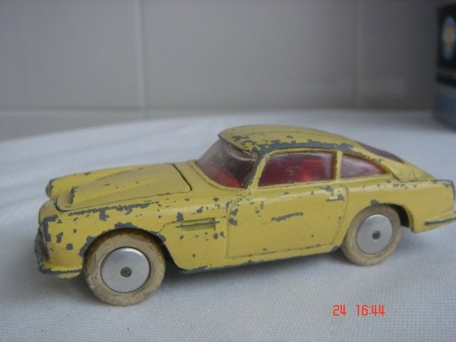 CORGI TOYS JAGUAR E TYPE 2+2 1969 / AUSTIN MARTIN DB 4, Ophalen of Verzenden, Gebruikt, Auto, Corgi