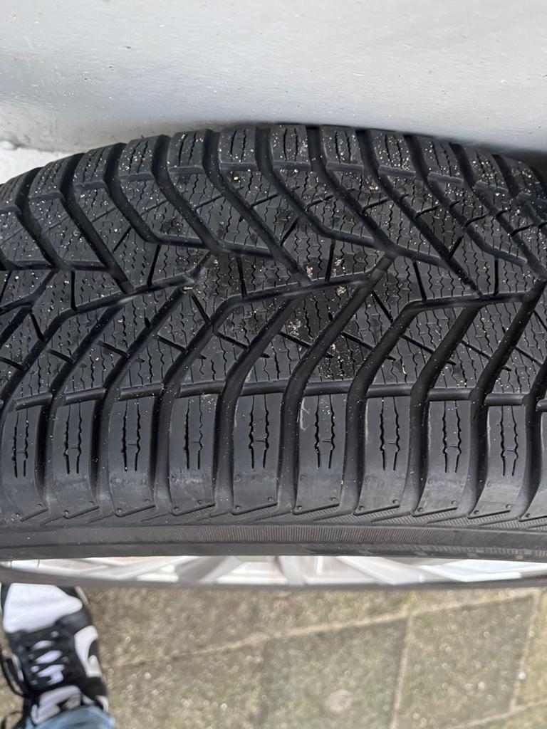 Yokohama winterbanden + velgen 215/55R17 - zo goed als nieuw, Ophalen, 17 inch, Winterbanden, Band(en)