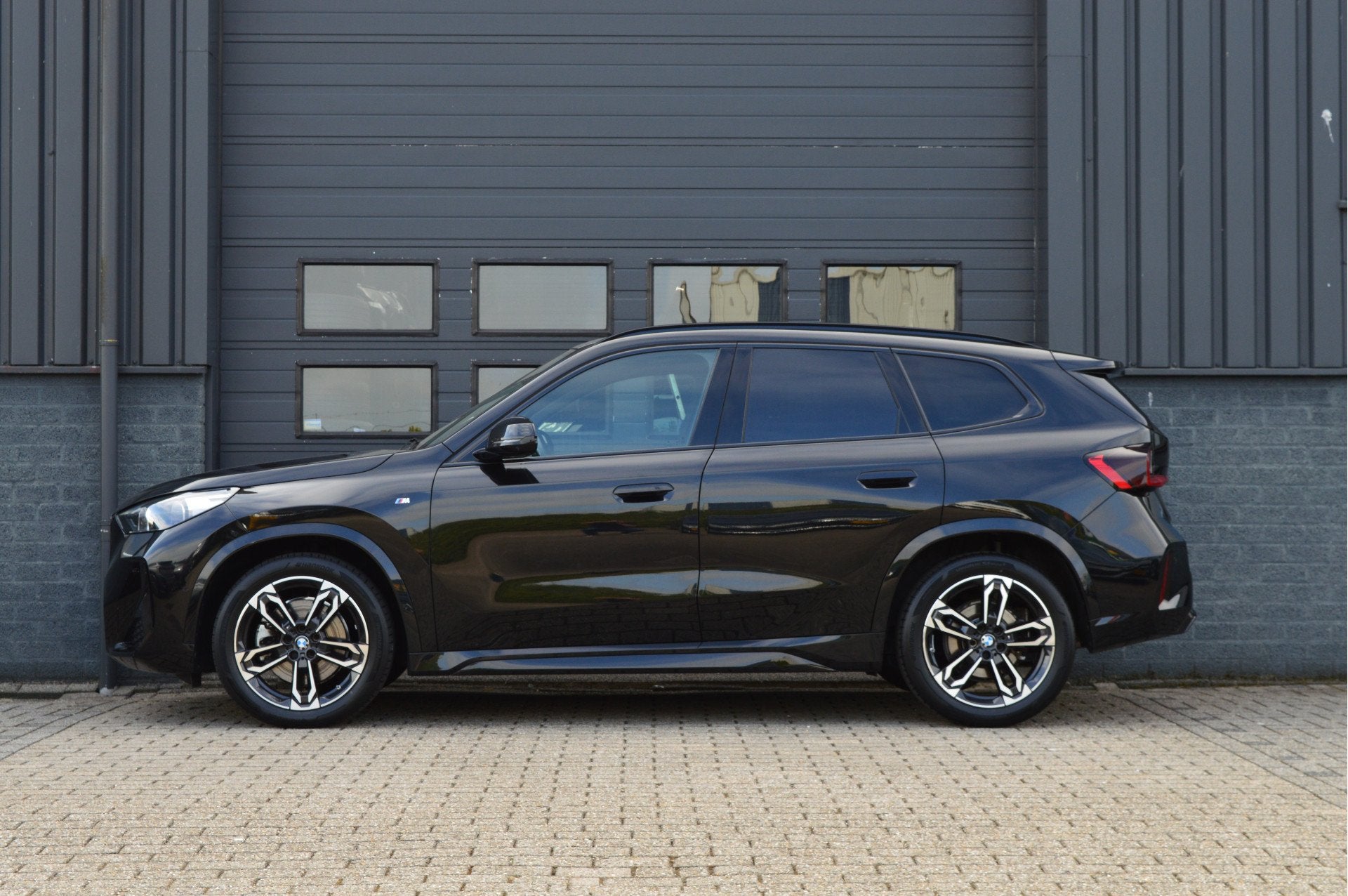 BMW X1 xDrive23i | M-PAKKET | 360 CAM | H&K | MASSAGE | HUD, 1998 cc, Gebruikt, 4 cilinders, Zwart